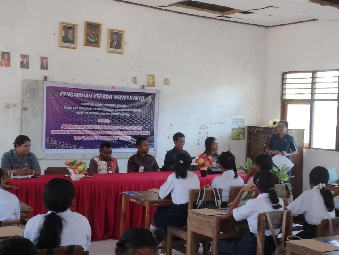 PKM Prodi Psikologi Kristen IAKN Kupang di SMP Negeri 1 Amanuban Tengah: Gali Potensi Diri Siswa untuk Tingkatkan Prestasi Belajar