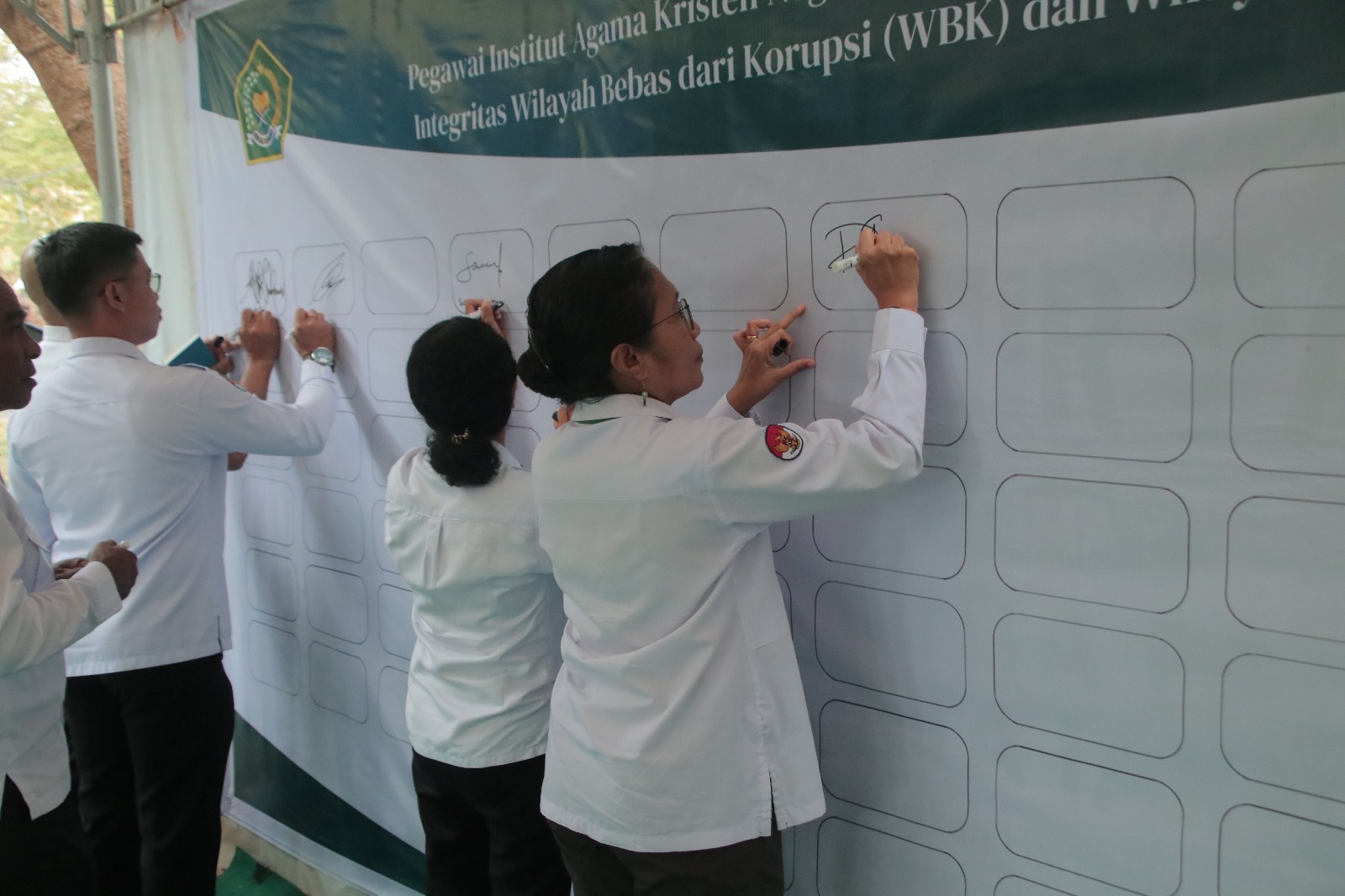 Teguhkan Komitmen Bersama, Civitas Akademika IAKN Kupang Tandatangani Pakta Integritas Menuju WBK dan WBBM