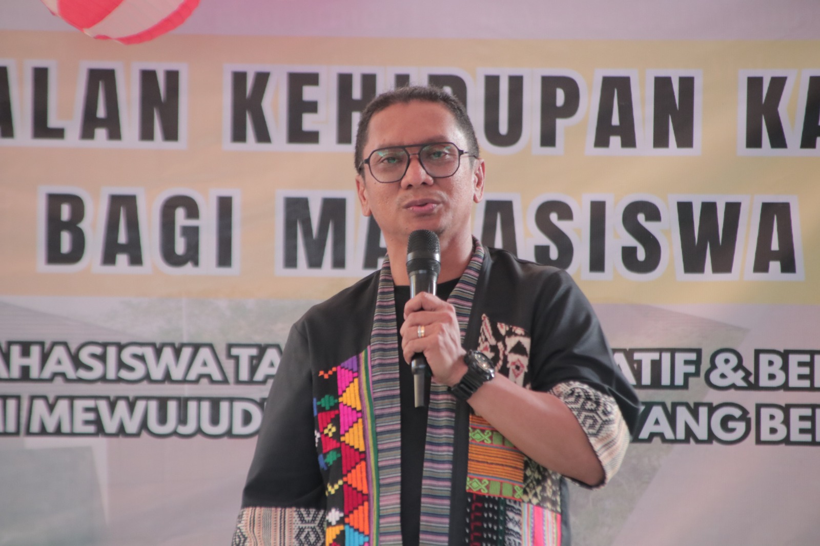 Soroti Suasana Akademik, Wakil Rektor I IAKN Kupang Bekali Mahasiswa Baru dalam PKKMB 2028