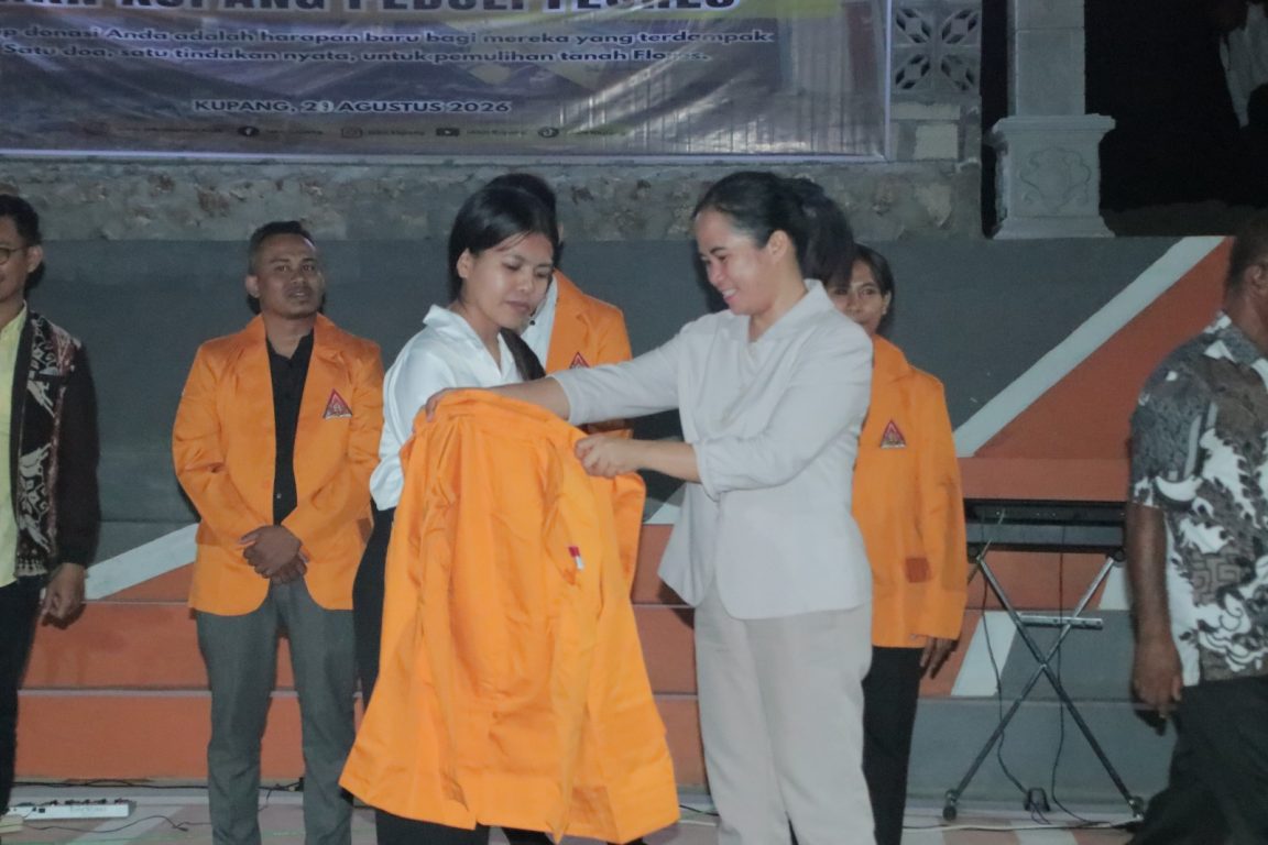 Lepas Tanda Pengenal dan Kenakan Jas Almamater, IAKN Kupang Resmi Tutup PKKMB 2026