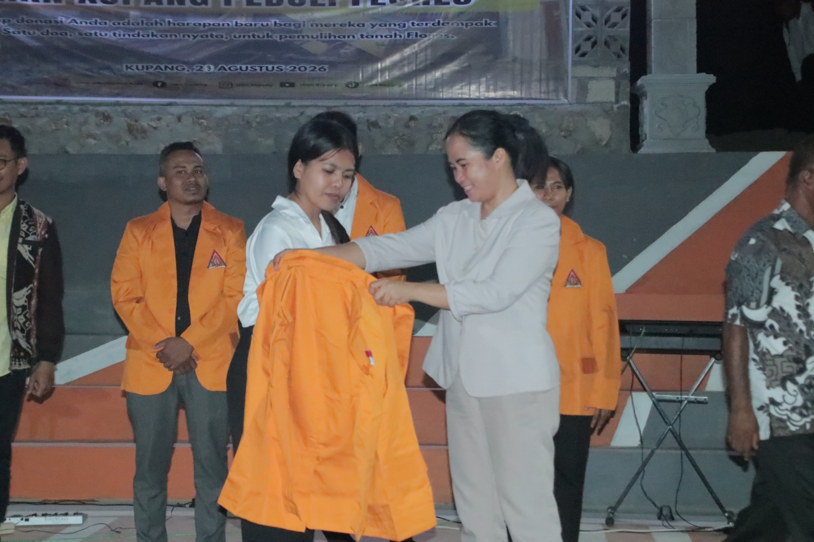 Lepas Tanda Pengenal dan Kenakan Jas Almamater, IAKN Kupang Resmi Tutup PKKMB 2026