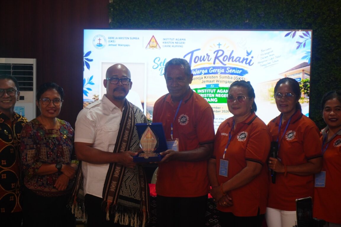 Tetap Berbuah di Usia Senior, Puluhan Warga Gereja GKS Waingapu Jalani Tur Rohani di IAKN Kupang