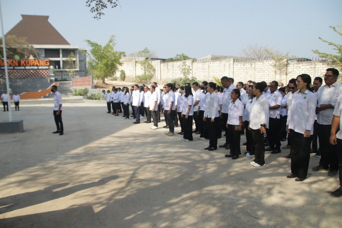Dekan FSKK Pimpin Apel Pagi, Sampaikan Arahan Akademik dan Agenda Kegiatan Kampus IAKN Kupang